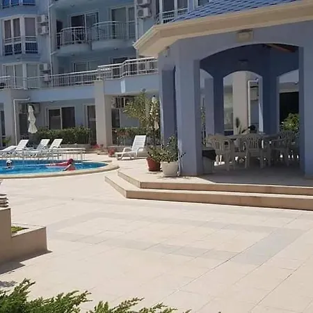 Family In Sunny Dream Apartment Slantschew brjag
