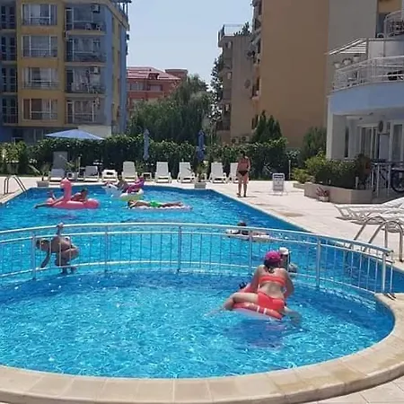 Family In Sunny Dream ساني بيتش