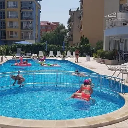 Family In Sunny Dream סאני ביץ'