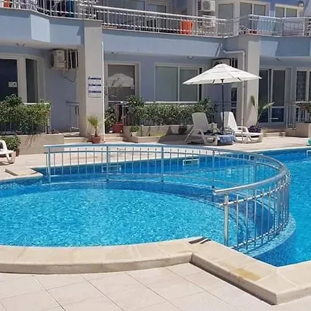 Family In Sunny Dream סאני ביץ'